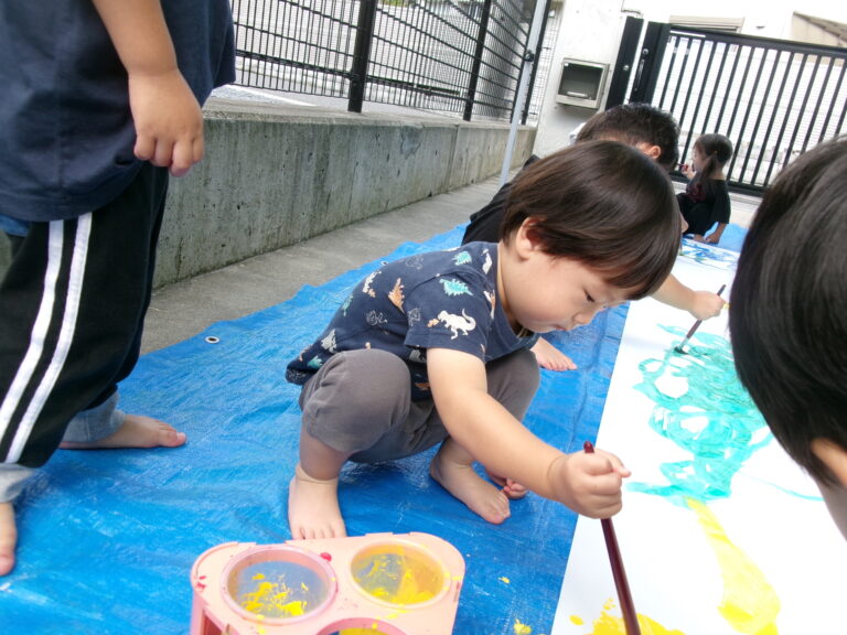 大きな模造紙に……【2歳児 あめチーム】