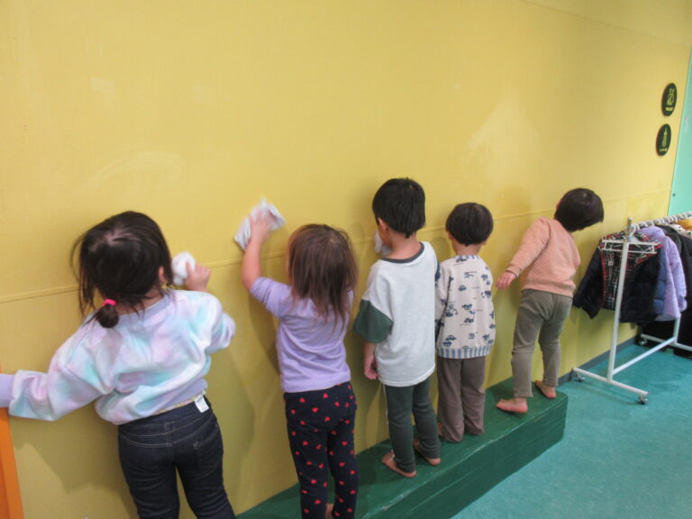 お正月準備におおいそがし！！【3歳児 にじチーム】