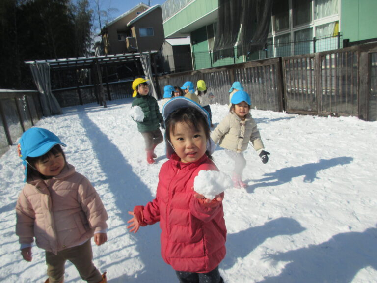 いっぱいの雪で遊んだよ【２歳児 あめチーム】
